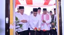 Ketua Dewan Komisioner OJK memotong pita disaksikan Gubernur Jambi Fachrori Umar dan Director in Charge Astra Financial Suparno Djasmin pada peresemian berdirinya Bank Wakaf Mikro ketiga di Pondok Pesantren As’ad, Olak Kemang, Jambi Rabu (3/4). (Liputan6.com/HO/Eko)