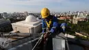 Relawan pecinta alam bersiap turun untuk membersihkan menara Masjid Istiqlal, Jakarta, Jumat (17/2). Menyambut Milad Masjid Istiqlal ke-39, 22 Februari mendatang, relawan pecinta alam bantu membersihkan Masjid Istiqlal. (Liputan6.com/Helmi Fithriansyah)