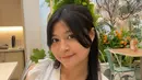 Gaya rambut ikat tengah adalah gaya rambut yang cukup mudah untuk dikreasikan. Tampil manis dengan rambut ikat tengah dengan poni yang dibiarkan menjuntai di sisi kiri dan kanannya, Nasha Anaya banjir pujian. Dress putih simpel yang dikenakannya juga cocok dengan gaya rambutnya. Tak hanya netizen, Adelia Pasha juga turut bubuhkan pujian di Instagram Nasha. (Liputan6.com/IG/@nasha.anayaa)