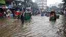 Sebuah jalan yang tergenang banjir di Dhaka, Bangladesh (21/7/2020). Hujan lebat monsun meluluhlantakkan Dhaka dengan beberapa kendaraan terperangkap di jalanan yang tergenang air dan orang-orang terjebak di rumah mereka akibat banyak daerah dataran rendah yang dilanda banjir. (Xinhua)