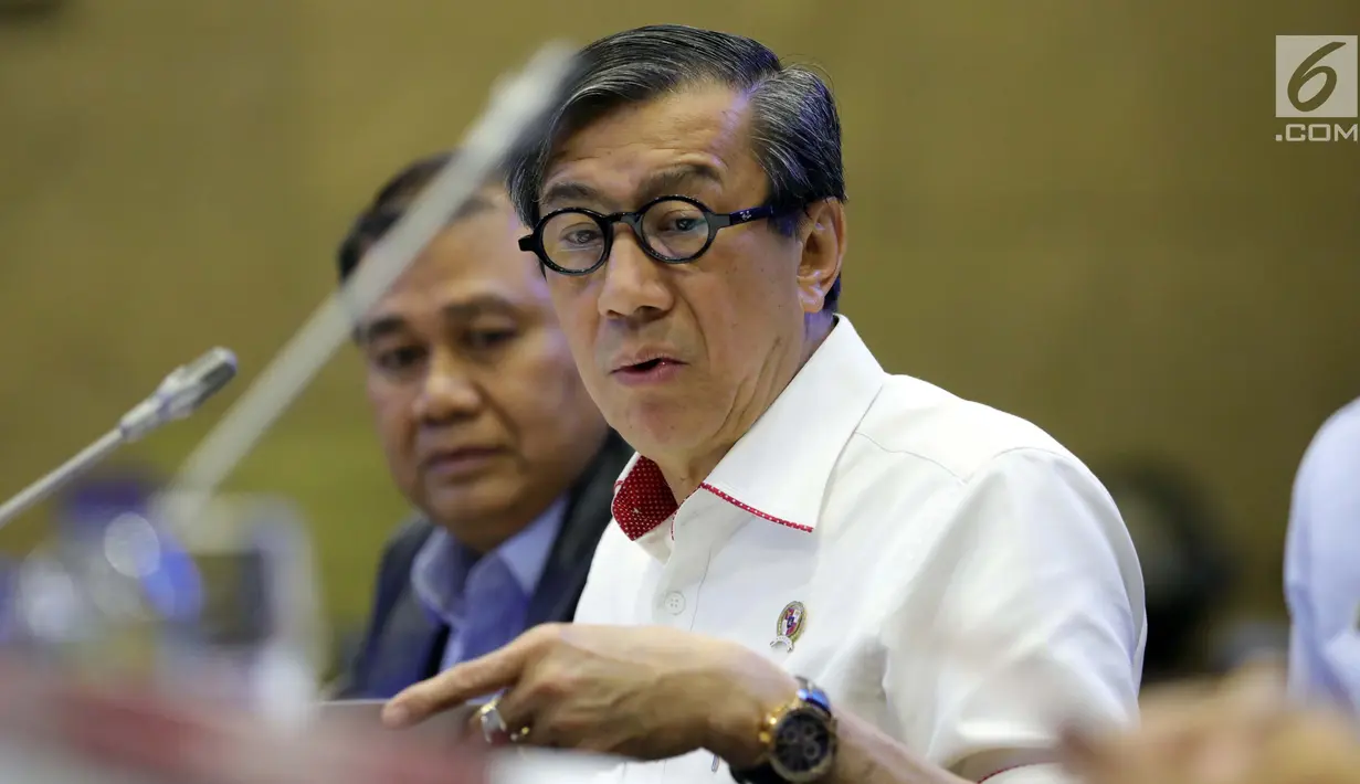 Menteri Hukum dan HAM Yasonna H Laoly saat mengikuti rapat kerja dengan Badan Legislasi (Baleg) di Gedung DPR, Jakarta, Selasa (23/10). Rapat membahas penyusunan Program Legislasi Nasional (Prolegnas) prioritas tahun 2019. (Liputan6.com/JohanTallo)