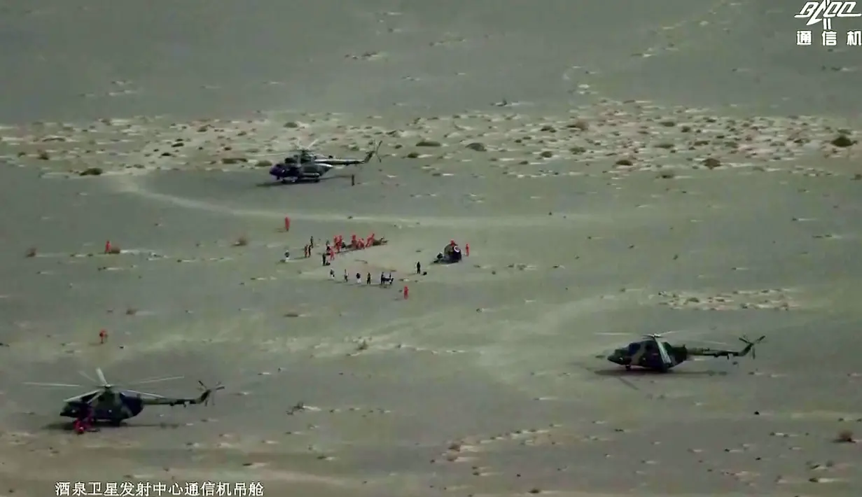 Tangkapan layar menunjukkan kapsul pesawat ruang angkasa Shenzhou-13 (tengah) yang membawa tiga astronot China mendarat di bumi di Mongolia Dalam, China, 16 April 2022. (CCTV/AFP)