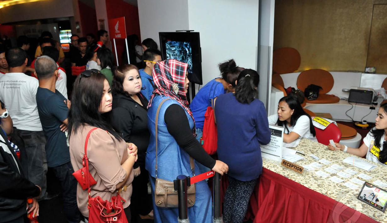 Antrean para Cinemaholic jelang menyaksikan film The Hobbit di Blitz Megaplex,  Jakarta, Minggu (21/12/2014).   (Liputan6.com/Panji Diksana)
