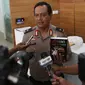 Kabagpenum Polri Brigjen Rikwanto menunjukkan buku Jokowi Undercover saat memberikan keterangan pers di Kadivhumas Polri, Jakarta, Selasa (3/1). (Liputan6.com/Johan Tallo)