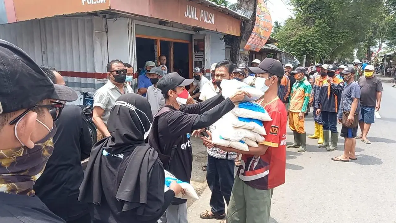 Launching aplikasi chatting AyoTalk digelar dengan berbagi sembako di Kebumen. (Foto: Liputan6.com/Istimewa)