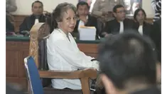 Hakim Edward Haris Sinaga membentak Margriet. Sebab, Margriet menaikkan kaki kemudian menyilangkannya