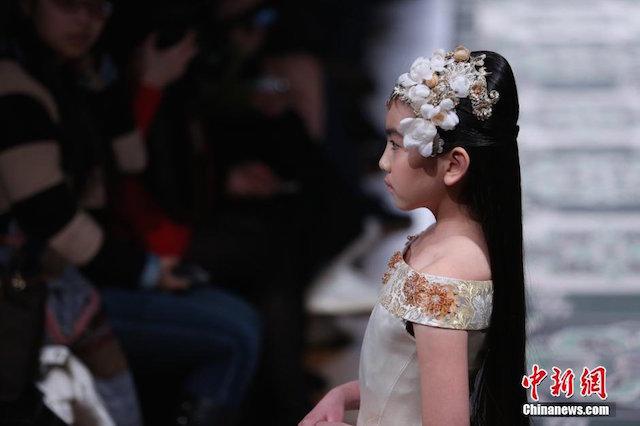 Cantinya Qiu model 9 tahun di Paris Fashion Week | Photo: Copyright dramafever.com