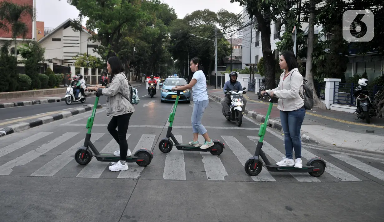 Pengguna jalan mengendarai otopet atau skuter listrik di Jakarta, Rabu (16/10/2019). Pemerintah Provinsi DKI Jakarta melalui Dinas Perhubungan menyiapkan regulasi untuk penggunaan skuter listrik di jalur sepeda. (merdeka.com/Iqbal Nugroho)