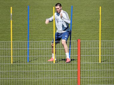 Bek Bayern Muenchen, Niklas Sule, saat sesi latihan Senin (6/4/2020). Pemuncak klasemen sementara liga Jerman ini berlatih bersama untuk pertamakalinya sejak Bundesliga dihentikan pada 13 Maret karena virus corona. (AFP/Christof Stache)
