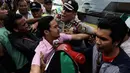 Aksi dorong antara aparat dengan mahasiswa yang sedang berorasi pun sempat terjadi saat upaya pembubaran unjuk rasa di Jalan Cikini Raya, Jakarta, Selasa (18/11/2014). (Liputan6.com/Faizal Fanani) 