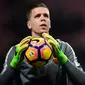 Kiper AS Roma, Wojciech Szczesny, saat tampil melawan Inter Milan pada laga Serie A di Stadion San Siro, Milan, Minggu (26/2/2017). (AFP/Miguel Medina)