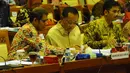 Menteri Hukum dan Hak Asasi Manusia, Amir Syamsuddin (tengah), berdiskusi dengan salah satu staffnya saat mengikuti rapat kerja dengan Komisi III DPR RI di Gedung Parlemen, (28/8/2014). (Liputan6.com/Andrian M Tunay)