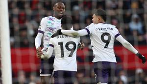 Penyerang Bournemouth asal Belanda #19, Justin Kluivert (tengah), merayakan gol bersama penyerang Bournemouth asal Ghana #24, Antoine Semenyo (kiri), dan penyerang Bournemouth asal Brasil #09, Evanilson (kanan), setelah mencetak gol kedua mereka dari titik penalti selama pertandingan Liga Primer Inggris antara Manchester United dan Bournemouth di Old Trafford di Manchester, Inggris barat laut, pada 22 Desember 2024. (Darren Staples/AFP)