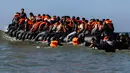 Sejumlah migran menunggu keberangkatan menggunakan perahu milik penyelundup dari pantai Equihen-Plage, Prancis utara, Rabu (23/9/2026). Pada hari yang sama, seorang pria ditemukan tewas di Pantai Neufchâtel-Hardelot setelah upaya penyeberangan menuju Inggris. (Sameer Al-DOUMY/AFP)