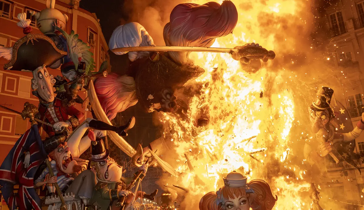 Boneka dan patung dibakar selama festival Fallas tradisional di Valencia, Spanyol, Sabtu (19/3/2022). Setiap bulan Maret di Valencia, Spanyol diadakan Festival Fallas. (AP Photo/Alberto Saiz)