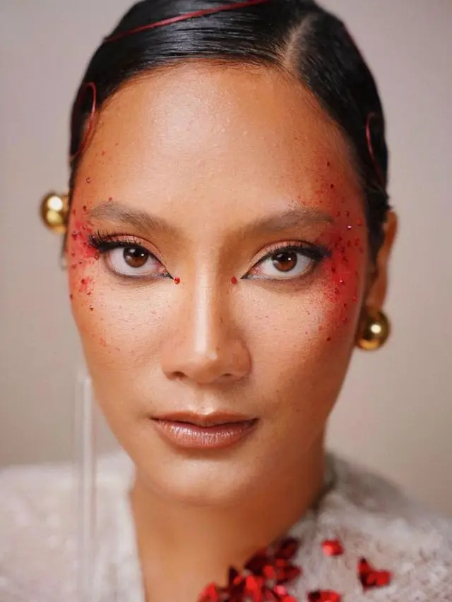 Potret Detail Makeup Dramatis Tara Basro dengan Percikan Darah di Gala Premiere Pengabdi Setan 2