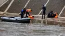 Petugas memberikan pertolongan pertama kepada warga yang hanyut dalam simulasi penyelamatan saat banjir, Kampung Pulo, Jakarta, Selasa (13/1/2015). (Liputan6.com/Johan Tallo)