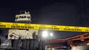 Garis polisi dipasang di dekat robohnya Jembatan Penyeberangan Orang (JPO) di KM 7 Tol BSD, Tangerang Selatan, Minggu (15/5) malam. JPO tersebut roboh setelah ditabrak truk trailer pengangkut crane. (Liputan6.com/Helmi Afandi)