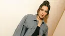 <p>Dalam foto terbarunya, Raisa tampil mengenakan cropped jacket dari Louis Vuitton bercorak kotak-kotak hitam abu-abu, yang dipadunya dengan midi skirt dengan detail high slit. Foto: Instagram.</p>