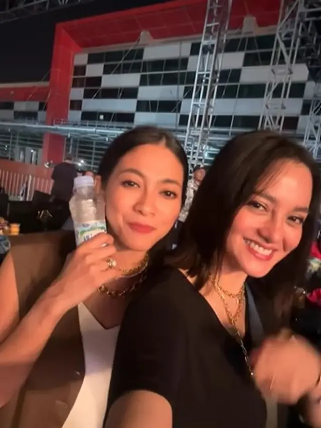 Beberapa personil Geng Cendol nonton konser Sheila on 7 (Instagram/titi_kamal)