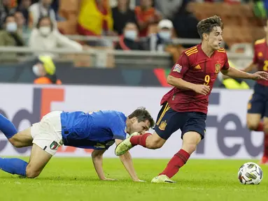 Timnas Spanyol berhasil melenggang ke final UEFA Nations League usai menumbangkan tuan rumah Italia dengan skor 2-1. Kemenangan ini sekaligus memutus rekor tak terkalahkan skuad Roberto Mancini yang awet sejak 2018. (AP/Antonio Calanni)