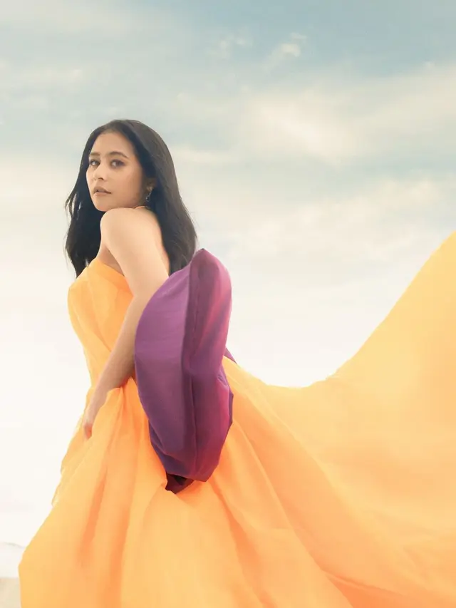 6 Pemotretan Prilly Latuconsina di Pinggir Pantai Ini Bak Artis Bollywood