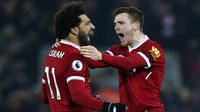 Bek Liverpool, Andrew Robertson, merayakan gol yang dicetak Mohamed Salah ke gawang Manchester City pada laga Premier League di Stadion Anfield, Minggu (14/1/2018). Liverpool menang 4-3 atas Manchester City. (AP/Dave Thompson)