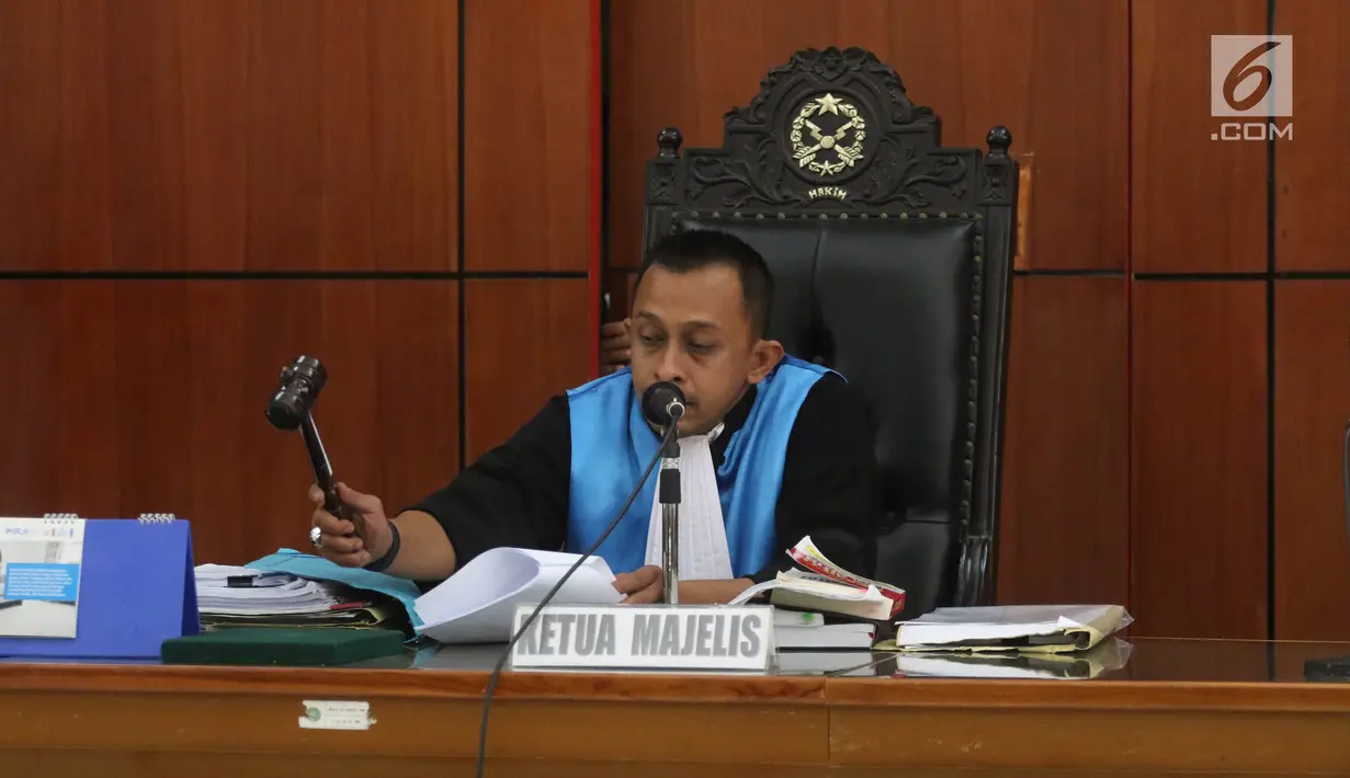 Ketua Majelis Hakim Nasrifal mengetuk palu saat memberikan putusan di PTUN Jakarta, Rabu (11/4). Selain itu, sidang juga memutuskan KPU menerbitkan surat ketetapan baru yang menjadikan PKPI sebagai peserta pemilu 2019. (Liputan6.com/Arya Manggala)