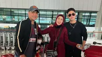 Sebelum bertolak ke Hongkong, Athalla Naufal juga sempat unggah foto kebersamaan bareng ibunda, ayah tiri dan adik sambungnya itu. Netizen pun ramai menebak kemana Athalla Naufal akan liburan. 9 bulan menikah, Venna Melinda dan Ferry Irawan kerap pamer kemesraan bahkan ketika bareng buah hatinya. (Liputan6.com/IG/@athallanaufal7)