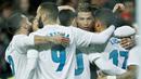 Para pemain Real Madrid merayakan gol yang dicetak Cristiano Ronaldo ke gawang Real Sociedad pada laga La Liga di Stadion Santiago Bernabeu, Sabtu (10/2/2018). Real Madrid menang 5-2 atas Real Sociedad. (AP/Francisco Seco)
