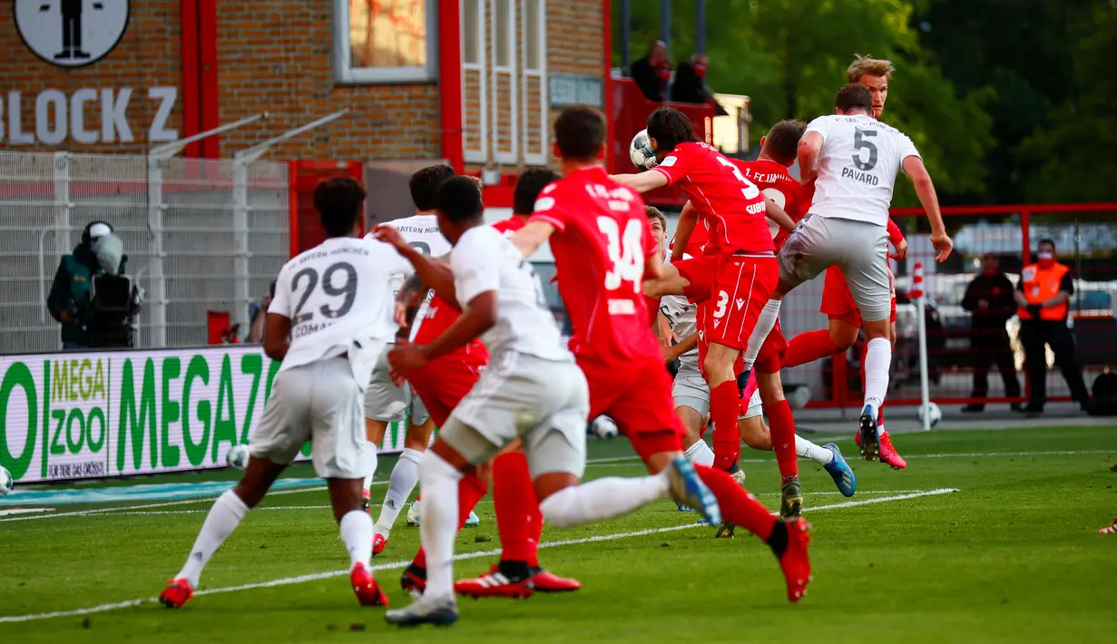 Pemain Bayern Munchen Benjamin Pavard (kanan) mencetak gol ke gawang Union Berlin pada pertandingan Bundesliga di Berlin, Jerman, Minggu (17/5/2020). Bayern Munchen masih memuncaki klasemen Bundesliga usai mengalahkan Union Berlin 2-0. (HANNIBAL HANSCHKE/POOL/AFP)