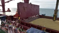 Menteri Perdagangan Zulkifli Hasan meninjau proses pembongkaran muatan kedelai impor oleh Kementerian Perdagangan bersama Badan Pangan Nasional yang dilakukan di Pelabuhan Cigading.