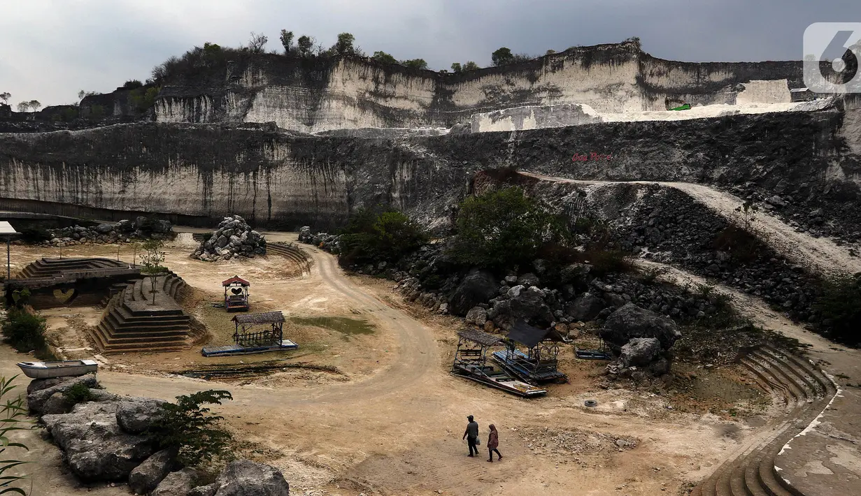 Wisatawan mengunjungi tempat rekreasi penambangan batu kapur di Bukit Jaddih, Bangkalan, Madura, Jawa Timur, Minggu (3/11/2019). Hingga saat ini tempat tersebut masih aktif sebagai lokasi penambangan batu kapur. (Liputan6.com/JohanTallo)