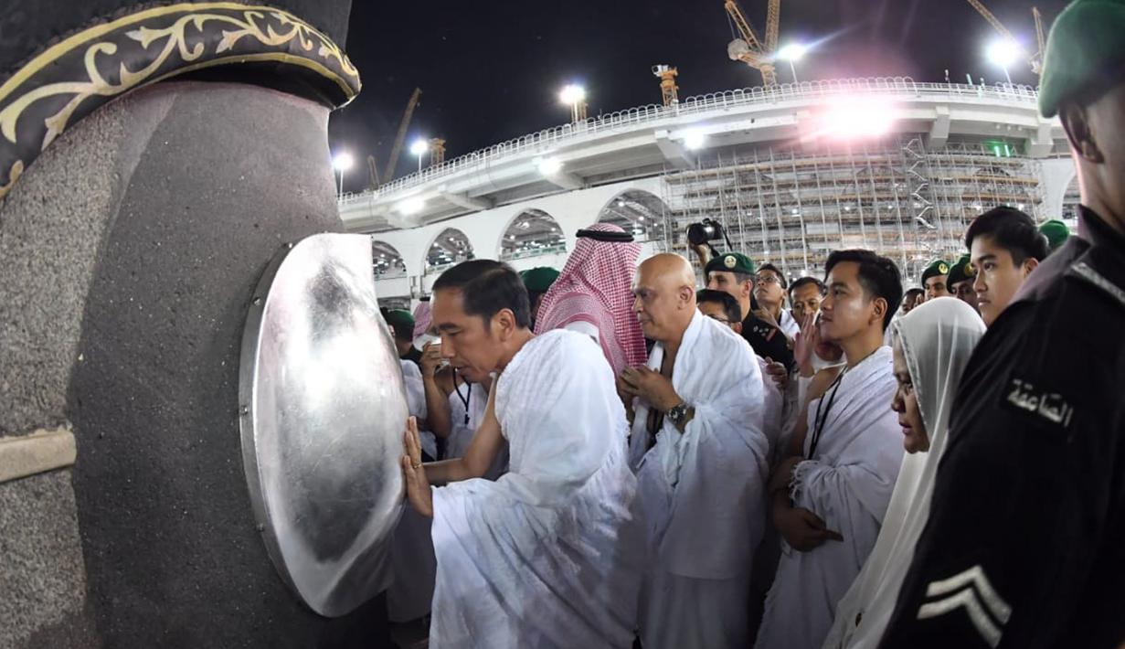 Presiden Joko Widodo mencium hajar aswad saat menunaikan ibadah umrah di Masjidil Haram, Mekkah, Arab Saudi, Senin (15/4). Seperti diketahui, Jokowi yang juga calon pertahana pada Pilpres 2019 ini mengisi masa tenang dengan beribadah umrah. (Liputan6.com/Pool/Biro Pers Setpres)