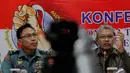 Timbul Siahaan (kanan) menjelaskan bendera yang akan dibentangkan pada 19 Desember 2014 mendatang diklaim akan memecahkan rekor Museum Rekor Indonesia (Muri), Jakarta, Selasa (9/12/2014). (Liputan6.com/Faizal Fanani)