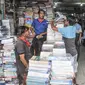 Pedagang saat melayani pembeli buku pelajaran sekolah di Pasar Buku Kwitang, Jalan Kramat Raya, Kecamatan Senen, Jakarta Pusat, Minggu (17/7/2022). Memasuki Tahun Ajaran Baru penjualan buku sekolah di Pasar Buku Kwitang mengalami peningkatan hingga 60 persen dibandingkan tahun sebelumnya. (merdeka.com/Iqbal S Nugroho)