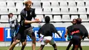 Pangeran Harry  asik bermain rugby dengan anak - anak di Durban , Afrika Selatan, Selasa (1/12). Latar belakang didirikannya Sentebale adalah kemirisan Harry melihat masalah yang dihadapi anak terjangkit AIDS. (REUTERS/Rogan Ward) 