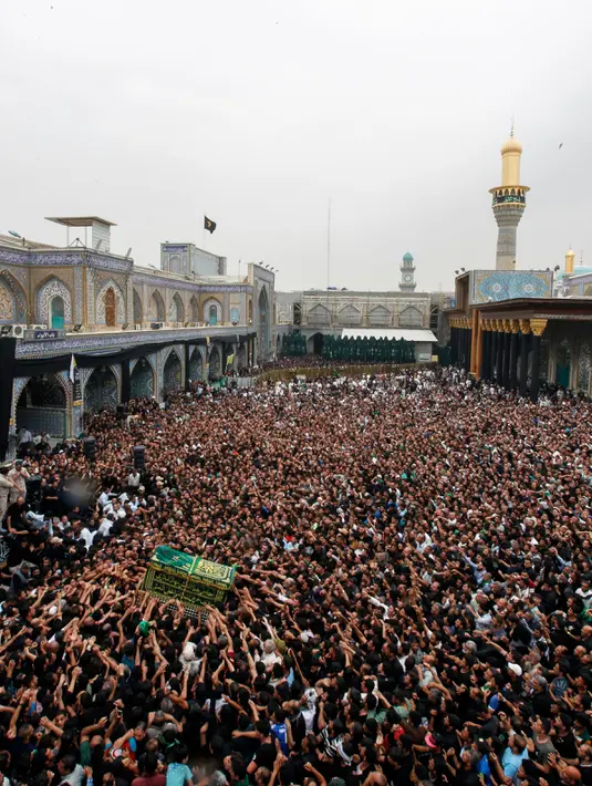 Ribuan umat Syiah Irak berkumpul di makam Imam Musa al-Kadhim di Kadhimiya, distrik utara Baghdad, Irak (23/4). Ribuan peziarah mendatangi tempat tersebut untuk memperingati wafatnya Musa al-Kadhim. (AFP/Sabar Arar)