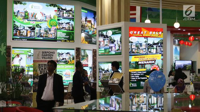Pengunjung memadati stan Indonesia Property Expo (IPEX) 2018 di Jakarta Convention Centre (JCC), Jakarta, Sabtu (3/3). PEX 2018 merupakan pameran yang digelar dalam rangka menyambut HUT ke-68 Bank BTN pada 9 Februari mendatang. (Liputan6.com/Angga Yuniar)