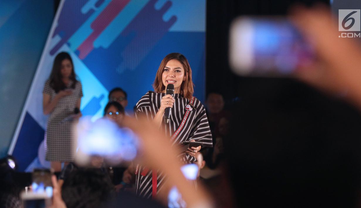 Duta baca Indonesia, Najwa Shihab saat berbagi pengalaman sebagai jurnalis dengan ratusan peserta Emtek Goes To Campus 2017 di Universitas Telkom, Bandung, Rabu (29/11). (Liputan6.com/Helmi Fithriansyah)