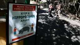Sebuah tanda mengingatkan orang-orang untuk menjaga jarak di Kebun Binatang Los Angeles, Amerika Serikat (AS), pada 26 Agustus 2020. Kebun binatang itu dibuka kembali untuk umum dengan menerapkan langkah-langkah pencegahan kesehatan setelah ditutup selama 166 hari akibat pandemi COVID-19. (Xinhua)