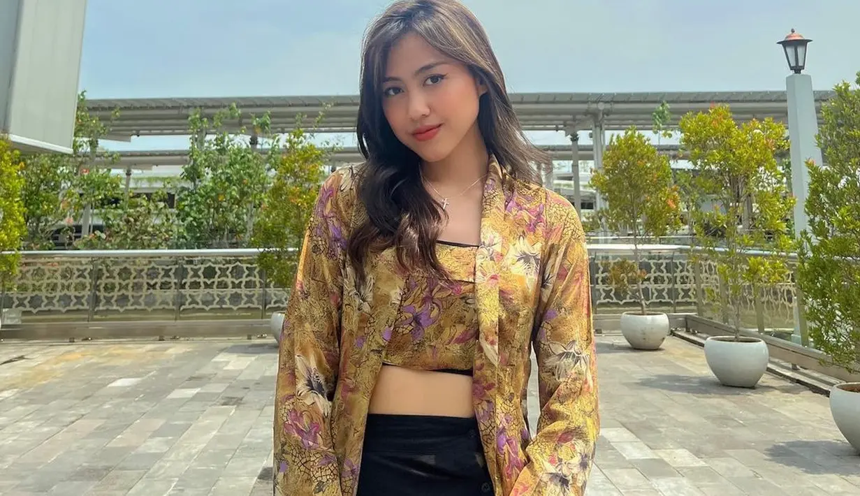 Momen lain memperlihatkan Sisca kenakan kebaya bermotif warna coklat yang dipadukan dengan rok warna hitam. [Foto: IG/jkt48sisca].