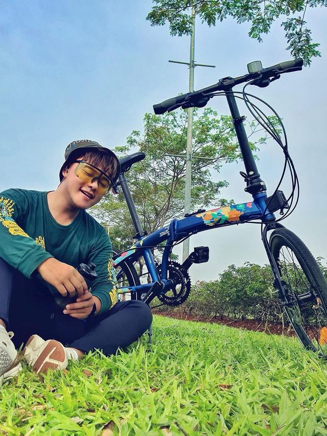 5 Gaya Danang D'Academy saat Bersepeda, Tetap Tampil Stylish