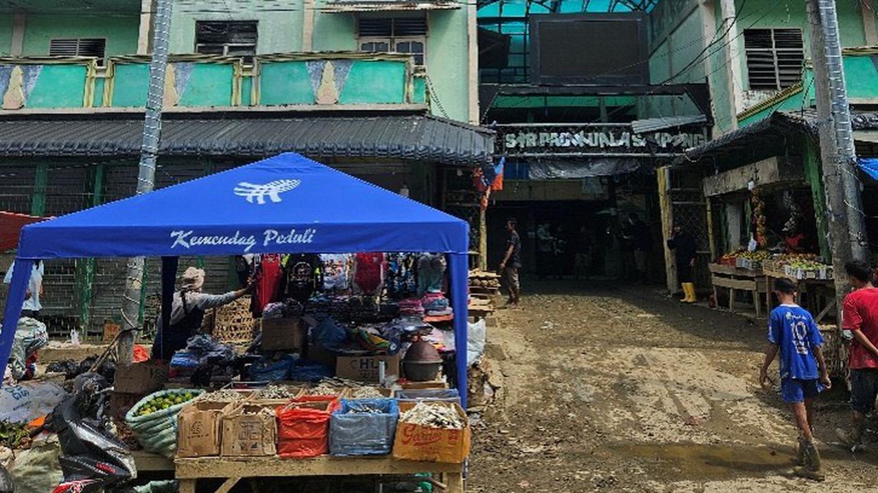 Kemendag Salurkan 100 Tenda ke Pedagang Terdampak Banjir di Pasar Kuala Simpang Aceh