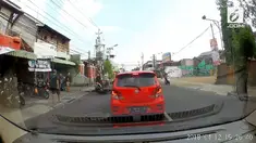 Detik-detik pengendara motor mengalami kecelakaan.