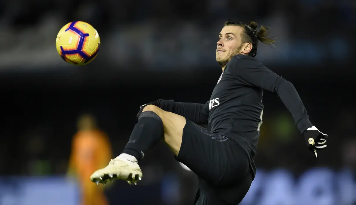 Penyerang Real Madrid, Gareth Bale tampil superior kontra Celta Vigo pada laga lanjutan pekan ke-12 La Liga 2018/19, Senin (12/11) yang berlangsung di stadion Balaidos, Spanyol. Real Madrid menang 4-2. (AFP/Miguel Riopa)