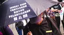 Dalam aksinya, mereka membawa payung hitam bertuliskan tuntutan, Jakarta, (4/9/14). (Liputan6.com/Faizal Fanani)