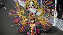 Peserta memakai kostum adat Indonesia selama parade Jember Fashion Carnaval 2017 di pulau Jawa timur (13/8). Para perancang membuat kostum dengan pengaruh tradisional Palembang, Toraja, Borneo, Papua, Lampung, Bali dan Betawi. (AFP Photo/Juni Kriswanto)