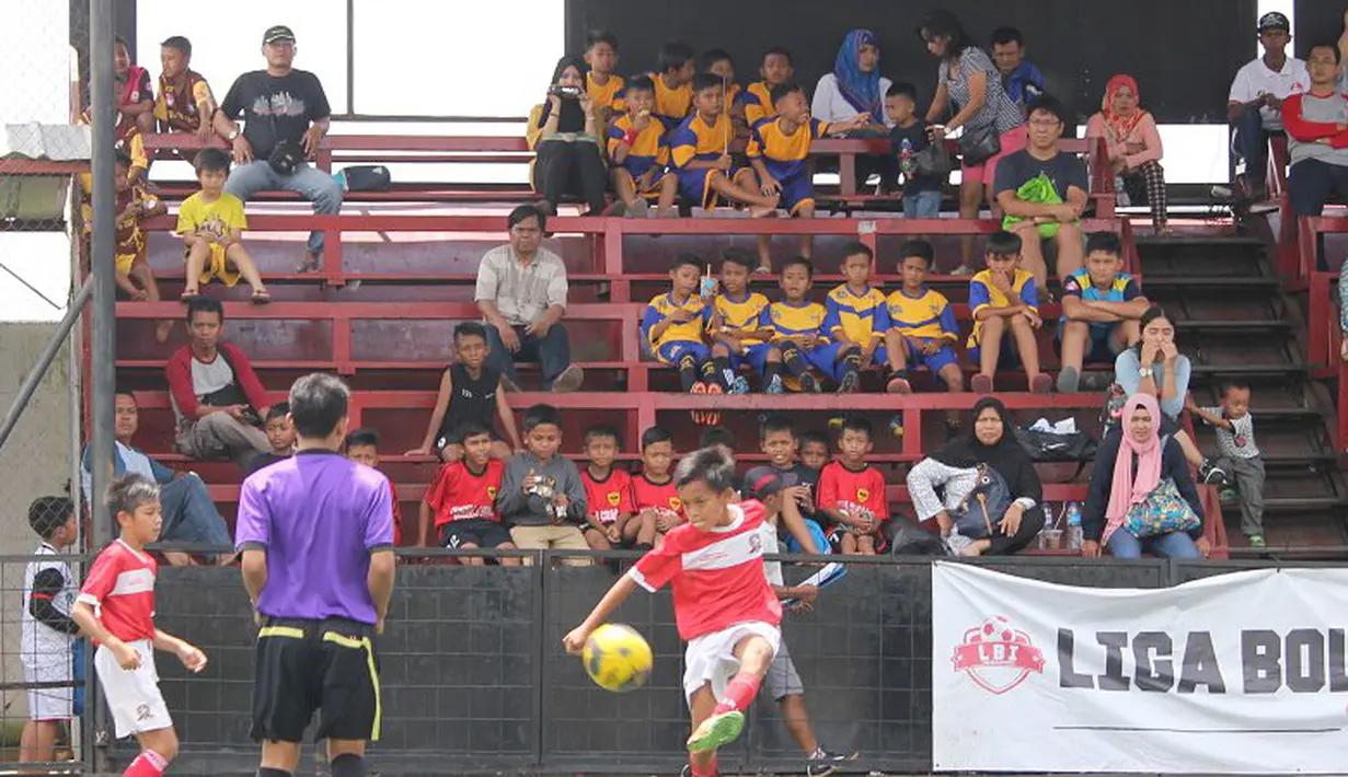Sambil menunggu giliran bertanding, para pemain U-11 melihat tim lain bertanding dan mempelajari taktiknya dalam Liga Bola Indonesia di Sabnani Park, Tangerang Selatan, Minggu (16/10/2016). (Liga Bola Indonesia)