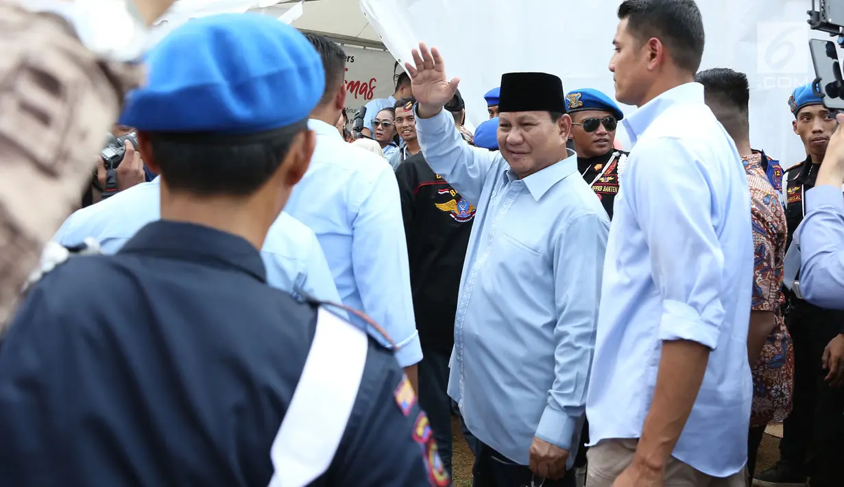 Capres nomor urut dua Prabowo Subianto menghadiri acara Gerakan Emas di Lapangan stadion Perumnas Klender, Jakarta Timur,Rabu (24/10). Prabowo mengajak warga dan anak-anak di seluruh Indonesia  harus bisa minum susu setiap hari. (Merdeka.com/Imam Buhori)